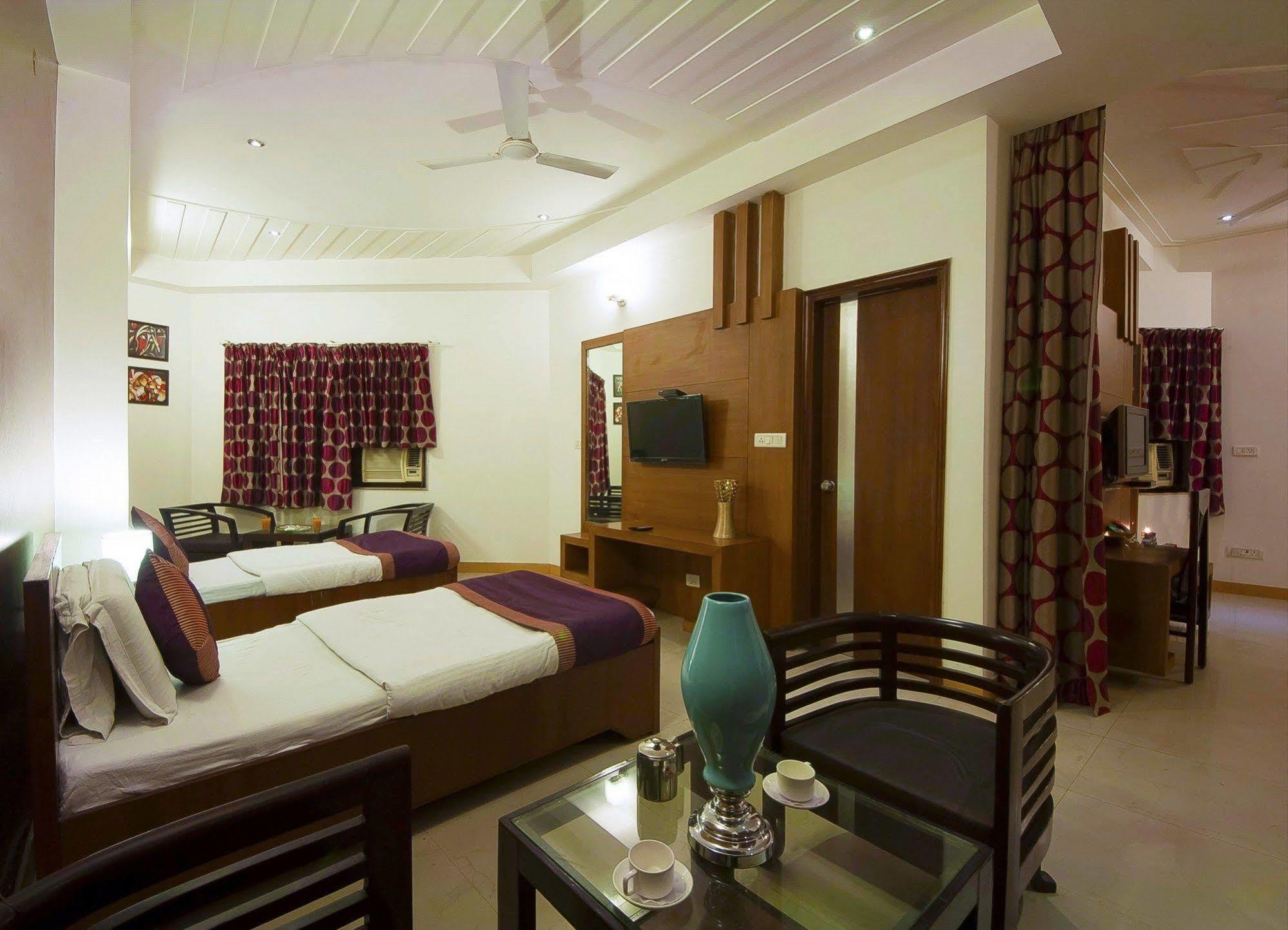 Delhi 37 Hotel 3*