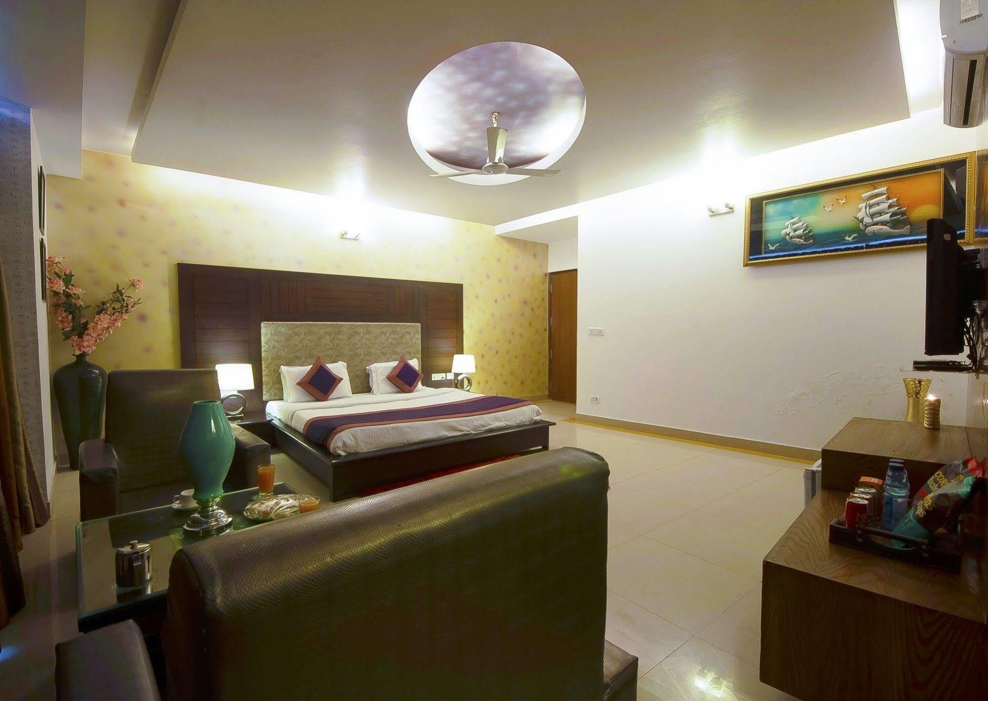 Delhi 37 Hotel 3*