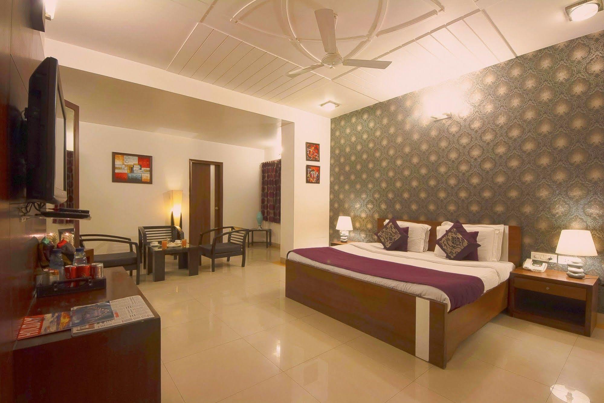 Delhi 37 Hotel 3*